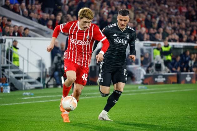 Ritsu Doan (SC Freiburg, 42) und Filip Kostic (Juventus Turin, 17) im Laufduell, , GER, SC Freiburg vs. Juventus Turin, Fussball, UEFA Europa League, Achtelfinale, 16.03.2023 GER, SC Freiburg vs. Juventus Turin, Fussball, UEFA Europa League, Achtelfinale, 16.03.2023 Freiburg im Breisgau Copyright: xEibner-Pressefoto GrantxHubbsx EP_GHS