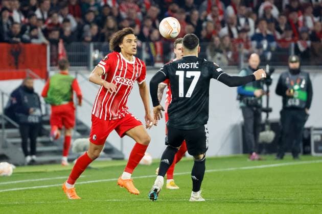 Kiliann Sildillia (SC Freiburg, 25) und Filip Kostic (Juventus Turin, 17) im Kampf um den Ball , GER, SC Freiburg vs. Juventus Turin, Fussball, UEFA Europa League, Achtelfinale, 16.03.2023 GER, SC Freiburg vs. Juventus Turin, Fussball, UEFA Europa League, Achtelfinale, 16.03.2023 Freiburg im Breisgau Copyright: xEibner-Pressefoto GrantxHubbsx EP_GHS