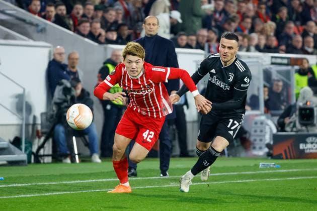 Ritsu Doan (SC Freiburg, 42) und Filip Kostic (Juventus Turin, 17) im Laufduell, im Hintergrund Massimiliano Allegri (Juventus Turin, Trainer) , GER, SC Freiburg vs. Juventus Turin, Fussball, UEFA Europa League, Achtelfinale, 16.03.2023 GER, SC Freiburg vs. Juventus Turin, Fussball, UEFA Europa League, Achtelfinale, 16.03.2023 Freiburg im Breisgau Copyright: xEibner-Pressefoto GrantxHubbsx EP_GHS