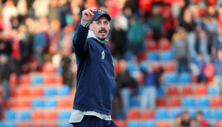 v.li.: Trainer Sandro Wagner (SpVgg Unterhaching) gibt Anweisungen, gestikuliert, mit den Armen gestikulieren, gives instructions, gesticulate, Einzelbild, 18.03.2023, Unterhaching (Deutschland), Fussball, Regionalliga Bayern, SpVgg Unterhaching - FC Würzburger Kickers, DFB DFL REGULATIONS PROHIBIT ANY USE OF PHOTOGRAPHS AS IMAGE SEQUENCES AND OR QUASI-VIDEO.