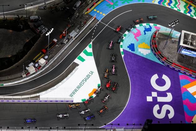 Start of the race: 11 PEREZ Sergio (mex), Red Bull Racing RB19, 14 ALONSO Fernando (spa), Aston Martin F1 Team AMR23, 55 SAINZ Carlos (spa), Scuderia Ferrari SF-23, 63 RUSSELL George (gbr), Mercedes AMG F1 Team W14, action during the Formula 1 STC Saudi Arabian Grand Prix 2023, 2nd round of the 2023 Formula One World Championship, WM, Weltmeisterschaft from March 17 to 19, 2023 on the Jeddah Corniche Circuit, in Jeddah, Saudi Arabia - F1 - SAUDI ARABIAN GRAND PRIX 2023 - RACE DPPI Panoramic 20230319_G0OD9664