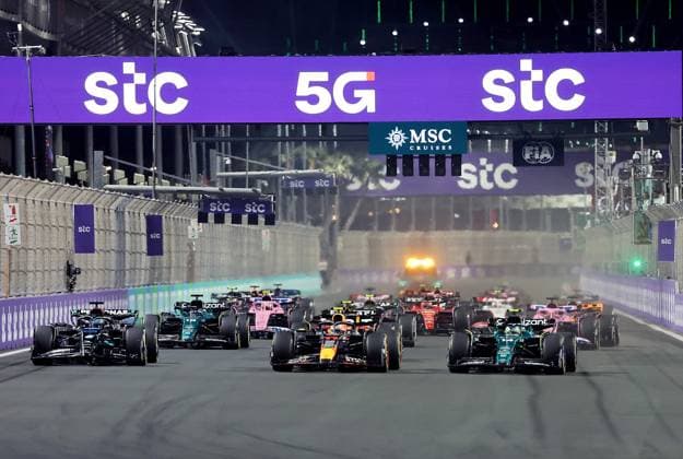 Formel 1 Großer Preis von Saudi-Arabien 19.03.2023, Jeddah Corniche Circuit, Dschidda, Formel 1 Großer Preis von Saudi-Arabien ,im Bild Rennstart: Sergio Perez (MEX), Oracle Red Bull Racing, Fernando Alonso (ESP), Aston Martin Aramco Cognizant Formula One Team, George Russell (GBR), Mercedes-AMG Petronas Formula One Team, Lance Stroll (CAN), Aston Martin Aramco Cognizant Formula One Team, Esteban Ocon (FRA), BWT Alpine F1 Team, Lewis Hamilton (GBR), Mercedes-AMG Petronas Formula One Team.