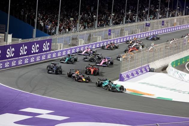19.03.2023, Jeddah Corniche Circuit, Dschidda, Formel 1 Großer Preis von Saudi-Arabien ,im Bild Rennstart: Fernando Alonso (ESP), Aston Martin Aramco Cognizant Formula One Team, Sergio Perez (MEX), Oracle Red Bull Racing, Carlos Sainz Jr. (ESP), Scuderia Ferrari, George Russell (GBR), Mercedes-AMG Petronas Formula One Team, Lance Stroll (CAN), Aston Martin Aramco Cognizant Formula One Team, Pierre Gasly (FRA), BWT Alpine F1 Team, Lewis Hamilton (GBR), Mercedes-AMG Petronas Formula One Team Dschidda Jeddah Corniche Circuit Saudi-Arabien
