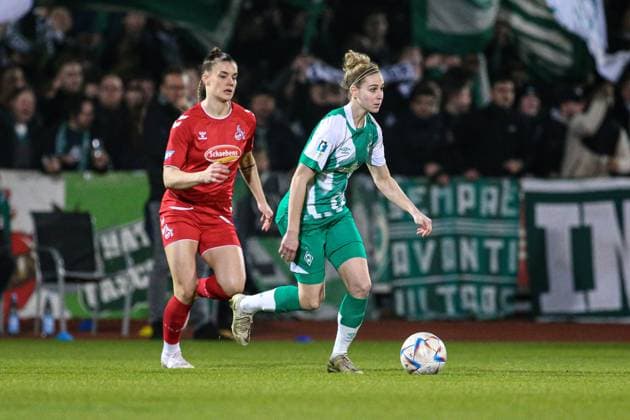 v.li.: Selina Cerci (1. FC Köln, 29) und Saskia Matheis (SV Werder Bremen, 19) im Zweikampf, Duell, Dynamik, Aktion, Action, Spielszene, DIE DFB-RICHTLINIEN UNTERSAGEN JEGLICHE NUTZUNG VON FOTOS ALS SEQUENZBILDER UND ODER VIDEOÄHNLICHE FOTOSTRECKEN. DFB REGULATIONS PROHIBIT ANY USE OF PHOTOGRAPHS AS IMAGE SEQUENCES AND OR QUASI-VIDEO., 24.03.2023, Bremen (Deutschland), Fussball, Flyeralarm Frauen-Bundesliga, SV Werder Bremen - 1. FC Köln