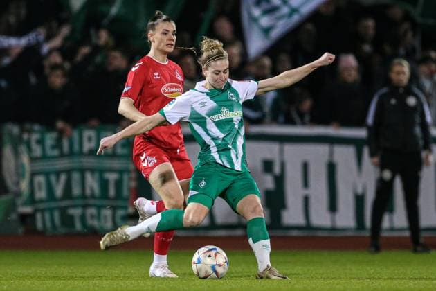 v.li.: Selina Cerci (1. FC Köln, 29) und Saskia Matheis (SV Werder Bremen, 19) im Zweikampf, Duell, Dynamik, Aktion, Action, Spielszene, DIE DFB-RICHTLINIEN UNTERSAGEN JEGLICHE NUTZUNG VON FOTOS ALS SEQUENZBILDER UND ODER VIDEOÄHNLICHE FOTOSTRECKEN. DFB REGULATIONS PROHIBIT ANY USE OF PHOTOGRAPHS AS IMAGE SEQUENCES AND OR QUASI-VIDEO., 24.03.2023, Bremen (Deutschland), Fussball, Flyeralarm Frauen-Bundesliga, SV Werder Bremen - 1. FC Köln