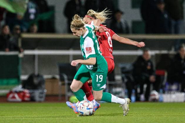 v.li.: Saskia Matheis (SV Werder Bremen, 19) und Mandy Islacker (1. FC Köln, 8) im Zweikampf, Duell, Dynamik, Aktion, Action, Spielszene, DIE DFB-RICHTLINIEN UNTERSAGEN JEGLICHE NUTZUNG VON FOTOS ALS SEQUENZBILDER UND ODER VIDEOÄHNLICHE FOTOSTRECKEN. DFB REGULATIONS PROHIBIT ANY USE OF PHOTOGRAPHS AS IMAGE SEQUENCES AND OR QUASI-VIDEO., 24.03.2023, Bremen (Deutschland), Fussball, Flyeralarm Frauen-Bundesliga, SV Werder Bremen - 1. FC Köln