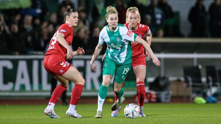 v.li.: Selina Cerci (1. FC Köln, 29), Saskia Matheis (SV Werder Bremen, 19) am Ball, Einzelbild, Ganzkörper, Aktion, Action, Spielszene und Mandy Islacker (1. FC Köln, 8), DIE DFB-RICHTLINIEN UNTERSAGEN JEGLICHE NUTZUNG VON FOTOS ALS SEQUENZBILDER UND ODER VIDEOÄHNLICHE FOTOSTRECKEN. DFB REGULATIONS PROHIBIT ANY USE OF PHOTOGRAPHS AS IMAGE SEQUENCES AND OR QUASI-VIDEO., 24.03.2023, Bremen (Deutschland), Fussball, Flyeralarm Frauen-Bundesliga, SV Werder Bremen - 1. FC Köln