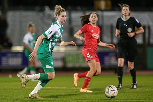 v.li.: Saskia Matheis (SV Werder Bremen, 19) am Ball, Einzelbild, Ganzkörper, Aktion, Action, Spielszene, DIE DFB-RICHTLINIEN UNTERSAGEN JEGLICHE NUTZUNG VON FOTOS ALS SEQUENZBILDER UND ODER VIDEOÄHNLICHE FOTOSTRECKEN. DFB REGULATIONS PROHIBIT ANY USE OF PHOTOGRAPHS AS IMAGE SEQUENCES AND OR QUASI-VIDEO., 24.03.2023, Bremen (Deutschland), Fussball, Flyeralarm Frauen-Bundesliga, SV Werder Bremen - 1. FC Köln