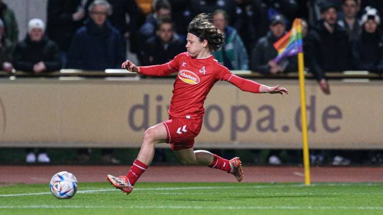 v.li.: Alicia Gudorf (Ally, 1. FC Köln, 12) am Ball, Freisteller, Einzelbild, Ganzkörper, Aktion, Action, Spielszene, DIE DFB-RICHTLINIEN UNTERSAGEN JEGLICHE NUTZUNG VON FOTOS ALS SEQUENZBILDER UND ODER VIDEOÄHNLICHE FOTOSTRECKEN. DFB REGULATIONS PROHIBIT ANY USE OF PHOTOGRAPHS AS IMAGE SEQUENCES AND OR QUASI-VIDEO., 24.03.2023, Bremen (Deutschland), Fussball, Flyeralarm Frauen-Bundesliga, SV Werder Bremen - 1. FC Köln