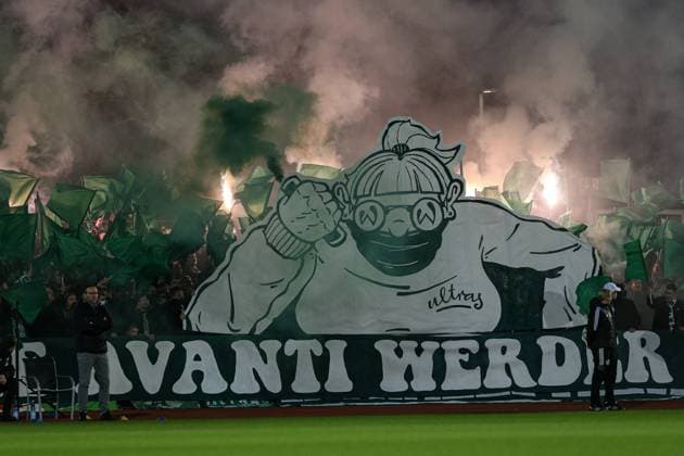 v.li.: die Fans des SV Werder Bremen Fans zeigen Choreo, Choreographie der Zuschauer, Fans, Publikum, Zuschauer, Stimmung, Atmosphäre, Stadion, Bengalo, Bengalos, Pyro, Pyrotechnik, Feuerwerk, DIE DFB-RICHTLINIEN UNTERSAGEN JEGLICHE NUTZUNG VON FOTOS ALS SEQUENZBILDER UND ODER VIDEOÄHNLICHE FOTOSTRECKEN. DFB REGULATIONS PROHIBIT ANY USE OF PHOTOGRAPHS AS IMAGE SEQUENCES AND OR QUASI-VIDEO., 24.03.2023, Bremen (Deutschland), Fussball, Flyeralarm Frauen-Bundesliga, SV Werder Bremen - 1. FC Köln
