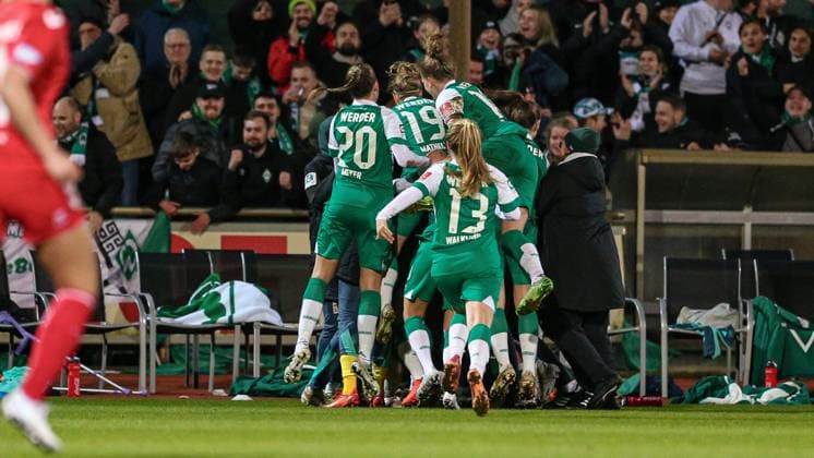 v.li.: Spielerinnen des SV Werder Bremen mit Torjubel, Jubel, jubeln, jubelt, optimistisch, Spielszene, Highlight, Freude über das Tor zum 1:0, DIE DFB-RICHTLINIEN UNTERSAGEN JEGLICHE NUTZUNG VON FOTOS ALS SEQUENZBILDER UND ODER VIDEOÄHNLICHE FOTOSTRECKEN. DFB REGULATIONS PROHIBIT ANY USE OF PHOTOGRAPHS AS IMAGE SEQUENCES AND OR QUASI-VIDEO., 24.03.2023, Bremen (Deutschland), Fussball, Flyeralarm Frauen-Bundesliga, SV Werder Bremen - 1. FC Köln