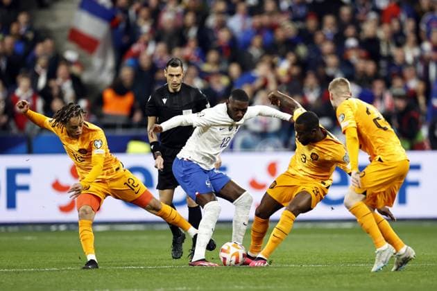 Fußball, EM Quali, Frankreich - Niederlande SAINT-DENIS - (l-r) Xavi Simons of Holland, Randal Kolo Muani of France, Lutsharel Geertruida of Holland, Kenneth Taylor of Holland during the UEFA EURO, EM, Europameisterschaft,Fussball 2024 qualifying match between France and Netherlands at Stade de France on March 24, 2023 in Saint-Denis , France. ANP MAURICE VAN STONE UEFA EURO 2024 Qualifying Round 2022 2023 xVIxANPxSportx xxANPxIVx 465701560 originalFilename: 465701560.jpg