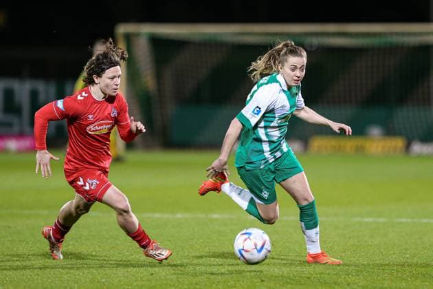 v.li.: Alicia Gudorf (Ally, 1. FC Köln, 12) und Nina Lührßen (SV Werder Bremen, 27) im Zweikampf, Duell, Dynamik, Aktion, Action, Spielszene, DIE DFB-RICHTLINIEN UNTERSAGEN JEGLICHE NUTZUNG VON FOTOS ALS SEQUENZBILDER UND ODER VIDEOÄHNLICHE FOTOSTRECKEN. DFB REGULATIONS PROHIBIT ANY USE OF PHOTOGRAPHS AS IMAGE SEQUENCES AND OR QUASI-VIDEO., 24.03.2023, Bremen (Deutschland), Fussball, Flyeralarm Frauen-Bundesliga, SV Werder Bremen - 1. FC Köln