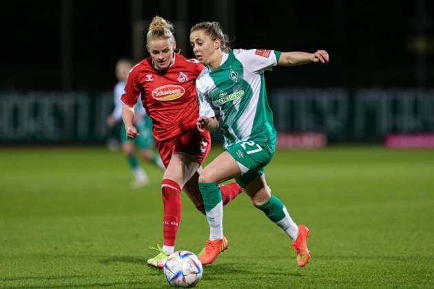 v.li.: Lena Uebach (1. FC Köln, 27) und Nina Lührßen (SV Werder Bremen, 27) im Zweikampf, Duell, Dynamik, Aktion, Action, Spielszene, DIE DFB-RICHTLINIEN UNTERSAGEN JEGLICHE NUTZUNG VON FOTOS ALS SEQUENZBILDER UND ODER VIDEOÄHNLICHE FOTOSTRECKEN. DFB REGULATIONS PROHIBIT ANY USE OF PHOTOGRAPHS AS IMAGE SEQUENCES AND OR QUASI-VIDEO., 24.03.2023, Bremen (Deutschland), Fussball, Flyeralarm Frauen-Bundesliga, SV Werder Bremen - 1. FC Köln