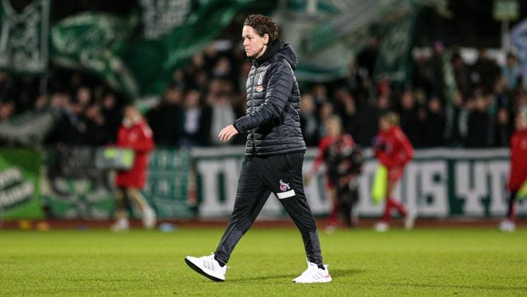 v.li.: Nicole Bender-Rummler (Bender, Interimstrainerin, Trainerin, Abteilungsleiterin, 1. FC Köln) enttäuscht schauend, Enttäuschung, DIE DFB-RICHTLINIEN UNTERSAGEN JEGLICHE NUTZUNG VON FOTOS ALS SEQUENZBILDER UND ODER VIDEOÄHNLICHE FOTOSTRECKEN. DFB REGULATIONS PROHIBIT ANY USE OF PHOTOGRAPHS AS IMAGE SEQUENCES AND OR QUASI-VIDEO., 24.03.2023, Bremen (Deutschland), Fussball, Flyeralarm Frauen-Bundesliga, SV Werder Bremen - 1. FC Köln