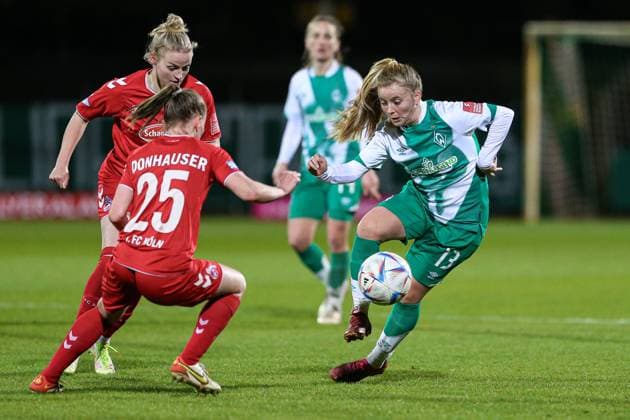v.li.: Laura Donhauser (1. FC Köln, 25) und Ricarda Walkling (SV Werder Bremen, 13) im Zweikampf, Duell, Dynamik, Aktion, Action, Spielszene, DIE DFB-RICHTLINIEN UNTERSAGEN JEGLICHE NUTZUNG VON FOTOS ALS SEQUENZBILDER UND ODER VIDEOÄHNLICHE FOTOSTRECKEN. DFB REGULATIONS PROHIBIT ANY USE OF PHOTOGRAPHS AS IMAGE SEQUENCES AND OR QUASI-VIDEO., 24.03.2023, Bremen (Deutschland), Fussball, Flyeralarm Frauen-Bundesliga, SV Werder Bremen - 1. FC Köln