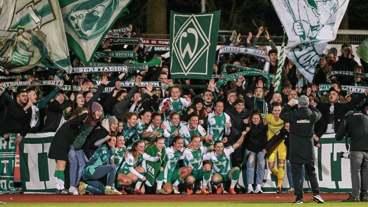 v.li.: Spielerinnen des SV Werder Bremen beim Gruppenfoto, Siegerfoto mit den Fans, Anhängern, Ultras, mit Jubel über den Sieg, Freude über das gewonnene Spiel , DIE DFB-RICHTLINIEN UNTERSAGEN JEGLICHE NUTZUNG VON FOTOS ALS SEQUENZBILDER UND ODER VIDEOÄHNLICHE FOTOSTRECKEN. DFB REGULATIONS PROHIBIT ANY USE OF PHOTOGRAPHS AS IMAGE SEQUENCES AND OR QUASI-VIDEO., 24.03.2023, Bremen (Deutschland), Fussball, Flyeralarm Frauen-Bundesliga, SV Werder Bremen - 1. FC Köln