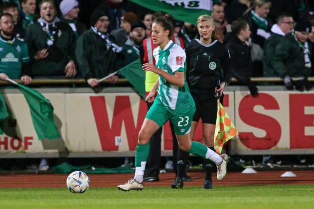 v.li.: Hanna Nemeth (SV Werder Bremen, 23) am Ball, Einzelbild, Ganzkörper, Aktion, Action, Spielszene, DIE DFB-RICHTLINIEN UNTERSAGEN JEGLICHE NUTZUNG VON FOTOS ALS SEQUENZBILDER UND ODER VIDEOÄHNLICHE FOTOSTRECKEN. DFB REGULATIONS PROHIBIT ANY USE OF PHOTOGRAPHS AS IMAGE SEQUENCES AND OR QUASI-VIDEO., 24.03.2023, Bremen (Deutschland), Fussball, Flyeralarm Frauen-Bundesliga, SV Werder Bremen - 1. FC Köln