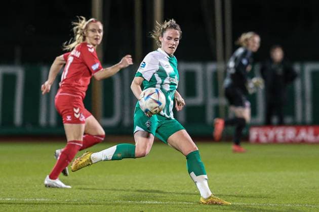 v.li.: Reena Wichmann (SV Werder Bremen, 6) am Ball, Einzelbild, Ganzkörper, Aktion, Action, Spielszene, DIE DFB-RICHTLINIEN UNTERSAGEN JEGLICHE NUTZUNG VON FOTOS ALS SEQUENZBILDER UND ODER VIDEOÄHNLICHE FOTOSTRECKEN. DFB REGULATIONS PROHIBIT ANY USE OF PHOTOGRAPHS AS IMAGE SEQUENCES AND OR QUASI-VIDEO., 24.03.2023, Bremen (Deutschland), Fussball, Flyeralarm Frauen-Bundesliga, SV Werder Bremen - 1. FC Köln