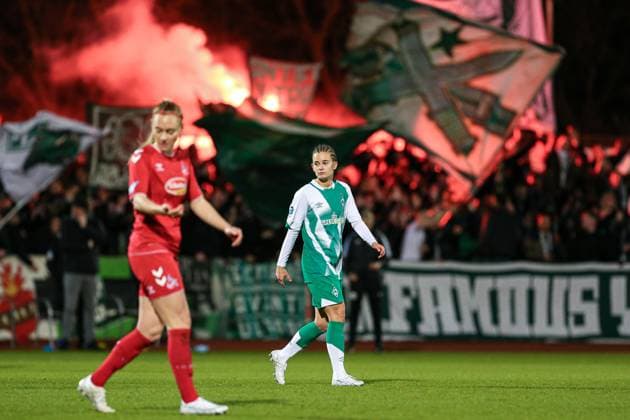 v.li.: Tuana Keles (SV Werder Bremen, 10), Einzelbild, Aktion, Action, Spielszene, DIE DFB-RICHTLINIEN UNTERSAGEN JEGLICHE NUTZUNG VON FOTOS ALS SEQUENZBILDER UND ODER VIDEOÄHNLICHE FOTOSTRECKEN. DFB REGULATIONS PROHIBIT ANY USE OF PHOTOGRAPHS AS IMAGE SEQUENCES AND OR QUASI-VIDEO., 24.03.2023, Bremen (Deutschland), Fussball, Flyeralarm Frauen-Bundesliga, SV Werder Bremen - 1. FC Köln