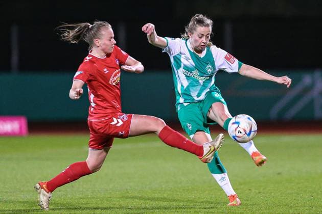 v.li.: Laura Donhauser (1. FC Köln, 25) und Nina Lührßen (SV Werder Bremen, 27) im Zweikampf, Duell, Dynamik, Aktion, Action, Spielszene, DIE DFB-RICHTLINIEN UNTERSAGEN JEGLICHE NUTZUNG VON FOTOS ALS SEQUENZBILDER UND ODER VIDEOÄHNLICHE FOTOSTRECKEN. DFB REGULATIONS PROHIBIT ANY USE OF PHOTOGRAPHS AS IMAGE SEQUENCES AND OR QUASI-VIDEO., 24.03.2023, Bremen (Deutschland), Fussball, Flyeralarm Frauen-Bundesliga, SV Werder Bremen - 1. FC Köln