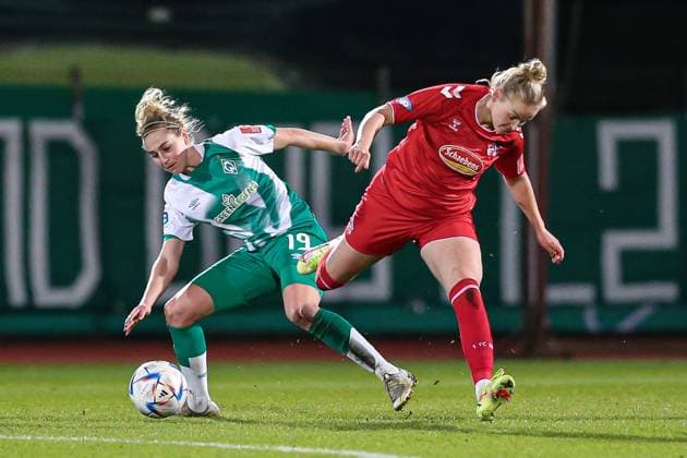 v.li.: Saskia Matheis (SV Werder Bremen, 19) und Lena Uebach (1. FC Köln, 27) im Zweikampf, Duell, Dynamik, Aktion, Action, Spielszene, DIE DFB-RICHTLINIEN UNTERSAGEN JEGLICHE NUTZUNG VON FOTOS ALS SEQUENZBILDER UND ODER VIDEOÄHNLICHE FOTOSTRECKEN. DFB REGULATIONS PROHIBIT ANY USE OF PHOTOGRAPHS AS IMAGE SEQUENCES AND OR QUASI-VIDEO., 24.03.2023, Bremen (Deutschland), Fussball, Flyeralarm Frauen-Bundesliga, SV Werder Bremen - 1. FC Köln
