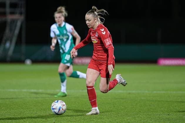 v.li.: Weronika Zawistowska (1. FC Köln, 24) am Ball, Einzelbild, Ganzkörper, Aktion, Action, Spielszene, DIE DFB-RICHTLINIEN UNTERSAGEN JEGLICHE NUTZUNG VON FOTOS ALS SEQUENZBILDER UND ODER VIDEOÄHNLICHE FOTOSTRECKEN. DFB REGULATIONS PROHIBIT ANY USE OF PHOTOGRAPHS AS IMAGE SEQUENCES AND OR QUASI-VIDEO., 24.03.2023, Bremen (Deutschland), Fussball, Flyeralarm Frauen-Bundesliga, SV Werder Bremen - 1. FC Köln