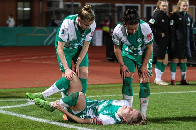v.li.: Michelle Ulbrich (SV Werder Bremen, 5) und Jasmin Sehan (SV Werder Bremen, 15) kümmern sich um Lina Hausicke (SV Werder Bremen, 18) liegt verletzt am Boden, Verletzung, Schmerzen, schmerzverzerrtes Gesicht, DIE DFB-RICHTLINIEN UNTERSAGEN JEGLICHE NUTZUNG VON FOTOS ALS SEQUENZBILDER UND ODER VIDEOÄHNLICHE FOTOSTRECKEN. DFB REGULATIONS PROHIBIT ANY USE OF PHOTOGRAPHS AS IMAGE SEQUENCES AND OR QUASI-VIDEO., 24.03.2023, Bremen (Deutschland), Fussball, Flyeralarm Frauen-Bundesliga, SV Werder Bremen - 1. FC Köln