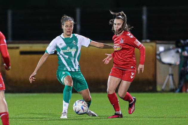 v.li.: Hanna Nemeth (SV Werder Bremen, 23) und Alena Bienz (1. FC Köln, 11) im Zweikampf, Duell, Dynamik, Aktion, Action, Spielszene, DIE DFB-RICHTLINIEN UNTERSAGEN JEGLICHE NUTZUNG VON FOTOS ALS SEQUENZBILDER UND ODER VIDEOÄHNLICHE FOTOSTRECKEN. DFB REGULATIONS PROHIBIT ANY USE OF PHOTOGRAPHS AS IMAGE SEQUENCES AND OR QUASI-VIDEO., 24.03.2023, Bremen (Deutschland), Fussball, Flyeralarm Frauen-Bundesliga, SV Werder Bremen - 1. FC Köln