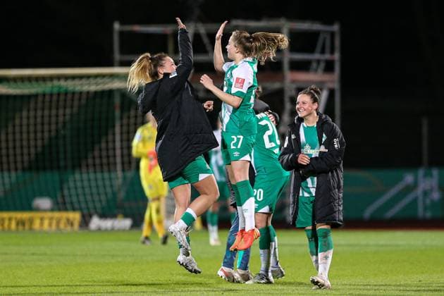 Sport Bilder des Tages v.li.: Maja Sternad (SV Werder Bremen, 11), Nina Lührßen (SV Werder Bremen, 27) und Jasmin Sehan (SV Werder Bremen, 15) mit Jubel über den Sieg, Freude über das gewonnene Spiel , DIE DFB-RICHTLINIEN UNTERSAGEN JEGLICHE NUTZUNG VON FOTOS ALS SEQUENZBILDER UND ODER VIDEOÄHNLICHE FOTOSTRECKEN. DFB REGULATIONS PROHIBIT ANY USE OF PHOTOGRAPHS AS IMAGE SEQUENCES AND OR QUASI-VIDEO., 24.03.2023, Bremen (Deutschland), Fussball, Flyeralarm Frauen-Bundesliga, SV Werder Bremen - 1. FC Köln