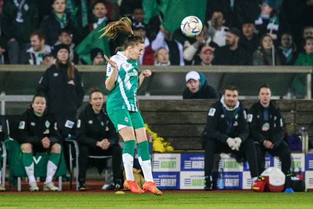 v.li.: Nina Lührßen (SV Werder Bremen, 27) beim Kopfball, Aktion, Action, Spielszene, DIE DFB-RICHTLINIEN UNTERSAGEN JEGLICHE NUTZUNG VON FOTOS ALS SEQUENZBILDER UND ODER VIDEOÄHNLICHE FOTOSTRECKEN. DFB REGULATIONS PROHIBIT ANY USE OF PHOTOGRAPHS AS IMAGE SEQUENCES AND OR QUASI-VIDEO., 24.03.2023, Bremen (Deutschland), Fussball, Flyeralarm Frauen-Bundesliga, SV Werder Bremen - 1. FC Köln