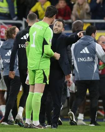 Sweden v Belgium, European Championship, EM, Europameisterschaft Qualifying, Group F, Friends Arena, Solna, Stockholm, Sweden, 24th March 2023 Domenico Tedesco manager of Belgium talks to Thibaut Courtois of Belgium and Real Madrid. - Sweden v Belgium, European Championship Qualifying, Group F, Friends Arena, Solna, Stockholm, Sweden - 24th March 2023. Stockholm Friends Arena Sweden Copyright: xDanxWeirx CP_Sweden_Belgium_197