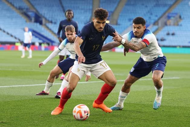 Sport Bilder des Tages Mandatory Credit: Photo by Ryan Browne Shutterstock (13840567al) Valentin Gendrey of France and Morgan Gibbs White of England. England U21, U 21 v France U21, International Friendly, Länderspiel, Nationalmannschaft Football, King Power Stadium, Leicester, UK - 25 Mar 2023 EDITORIAL USE ONLY No use with unauthorised audio, video, data, fixture lists, club league logos or live services. Online in-match use limited to 120 images, no video emulation. No use in betting, games or single club league player publications. England U21 v France U21, International Friendly, Football, King Power Stadium, Leicester, UK - 25 Mar 2023 EDITORIAL USE ONLY No use with unauthorised audio, video, data, fixture lists, club league logos or live services. Online in-match use limited to 120 images, no video emulation. No use in betting, games or single club league player publications. Copyright: xRyanxBrowne Shutterstockx 13840567al