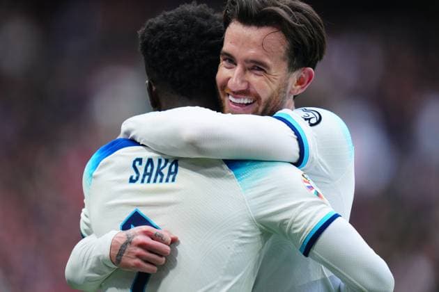 Sport Bilder des Tages Mandatory Credit: Photo by Javier Garcia Shutterstock (13840577gb) Ben Chilwell of England congratulates Bukayo Saka after he scored the second goal to make it 2-0 England v Ukraine, UEFA European Championship, EM, Europameisterschaft 2024 Qualifying, Group C, Football, Wembley Stadium, London, UK - 26 Mar 2023 EDITORIAL USE ONLY No use with unauthorised audio, video, data, fixture lists, club league logos or live services. Online in-match use limited to 120 images, no video emulation. No use in betting, games or single club league player publications. England v Ukraine, UEFA European Championship 2024 Qualifying, Group C, Football, Wembley Stadium, London, UK - 26 Mar 2023 EDITORIAL USE ONLY No use with unauthorised audio, video, data, fixture lists, club league logos or live services. Online in-match use limited to 120 images, no video emulation. No use in betting, games or single club league player publications. Copyright: xJavierxGarcia Shutterstockx 13840577gb