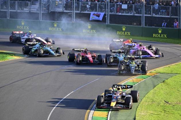 start of the race, depart, 01 VERSTAPPEN Max (nld), Red Bull Racing RB19, action 44 HAMILTON Lewis (gbr), Mercedes AMG F1 Team W14, action 14 ALONSO Fernando (spa), Aston Martin F1 Team AMR23, action 55 SAINZ Carlos (spa), Scuderia Ferrari SF-23, action during the Formula 1 Rolex Australian Grand Prix 2023, 3rd round of the 2023 Formula One World Championship, WM, Weltmeisterschaft from March 31 to April 2, 2023 on the Albert Park Circuit, in Melbourne, Australia - F1 - AUSTRALIAN GRAND PRIX 2023 - RACE DPPI Panoramic 00122007_020423-AUS-4084-PVE