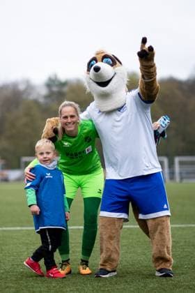 Inga Schuldt (SC Sand, 31) bei den Fans und Maskottchen vom Fanclub Die Erdmaennchen, GER, 1. FC Koeln U20 vs. SC Sand, Fussball Frauen 2. Bundesliga, 19. Spieltag, Spielzeit 2022 2023, 02.04.2023 GER, 1. FC Koeln U20 vs. SC Sand, Fussball Frauen 2. Bundesliga, 19. Spieltag, Spielzeit 2022 2023, 02.04.2023 Koeln Copyright: xEibner Memmlerx EP_MMR