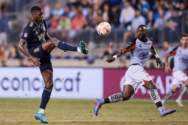 Fußball, CONCACAF Champions League, Philadelphia Union - Atlas Guadalajara (L-R), Damion Lowe of Philadelphia and Julian Quinones of Atlas during the game Philadelphia Union (USA) vs Atlas FC (MEX), corresponding to Quarterfinals first leg match of the 2023 Scotiabank Concacaf Champions League, at Subaru Park Stadium, on April 04, 2023. <br><br> (I-D), Damion Lowe de Philadelphia y Julian Quinones de Atlas durante el partido Philadelphia Union (USA) vs Atlas FC (MEX), correspondiente al partido de Ida de Cuartos de final de la Liga de Campeones Scotiabank Concacaf 2023, en el Estadio Subaru Park, el 04 de Abril de 2023. SCCL 2023 Philadelphia Union (USA) vs Atlas (MEX) CFI