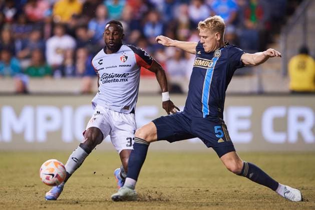Fußball, CONCACAF Champions League, Philadelphia Union - Atlas Guadalajara (L-R), Julian Quinones of Atlas and Jakob Glesnes of Philadelphia during the game Philadelphia Union (USA) vs Atlas FC (MEX), corresponding to Quarterfinals first leg match of the 2023 Scotiabank Concacaf Champions League, at Subaru Park Stadium, on April 04, 2023. <br><br> (I-D) Julian Quinones de Atlas y Jakob Glesnes de Philadelphia durante el partido Philadelphia Union (USA) vs Atlas FC (MEX), correspondiente al partido de Ida de Cuartos de final de la Liga de Campeones Scotiabank Concacaf 2023, en el Estadio Subaru Park, el 04 de Abril de 2023. SCCL 2023 Philadelphia Union (USA) vs Atlas (MEX) CFI