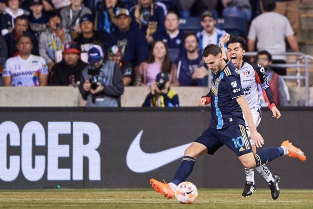 Fußball, CONCACAF Champions League, Philadelphia Union - Atlas Guadalajara (L-R), Daniel Cazdag of Philadelphia and Aldo Rocha of Atlas during the game Philadelphia Union (USA) vs Atlas FC (MEX), corresponding to Quarterfinals first leg match of the 2023 Scotiabank Concacaf Champions League, at Subaru Park Stadium, on April 04, 2023. <br><br> (I-D), Daniel Cazdag de Philadelphia y Aldo Rocha de Atlas durante el partido Philadelphia Union (USA) vs Atlas FC (MEX), correspondiente al partido de Ida de Cuartos de final de la Liga de Campeones Scotiabank Concacaf 2023, en el Estadio Subaru Park, el 04 de Abril de 2023. SCCL 2023 Philadelphia Union (USA) vs Atlas (MEX) CFI