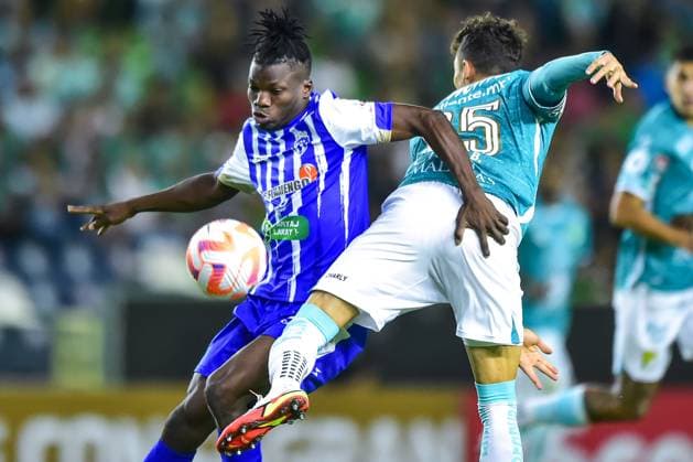 Fußball, CONCACAF Champions League, Violette FC - Leon FC (l-R), Elyvens Dejean of Violette and Paul Bellon of Leon during the game Leon FC (MEX) vs Violette FC (HAI), corresponding to Quarterfinals first leg match of the 2023 Scotiabank Concacaf Champions League, at Nou Camp Leon Stadium, on April 04, 2023. <br><br> (I-D), Elyvens Dejean de Violette y Paul Bellon de Leon durante el partido Leon FC (MEX) vs Violette FC (HAI), correspondiente al partido de Ida de Cuartos de final de la Liga de Campeones Scotiabank Concacaf 2023, en el Estadio Nou Camp Leon, el 04 de Abril de 2023. SCCL 2023 Leon FC (MEX) vs Violette FC (HAI) CFI
