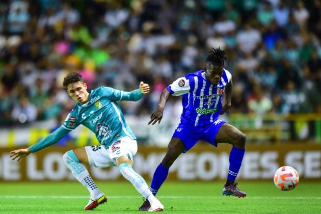 Fußball, CONCACAF Champions League, Violette FC - Leon FC (L-R), Paul Bellon of Leon and Elyvens Dejean of Violette during the game Leon FC (MEX) vs Violette FC (HAI), corresponding to Quarterfinals first leg match of the 2023 Scotiabank Concacaf Champions League, at Nou Camp Leon Stadium, on April 04, 2023. <br><br> (I-D), Paul Bellon de Leon y Elyvens Dejean de Violette durante el partido Leon FC (MEX) vs Violette FC (HAI), correspondiente al partido de Ida de Cuartos de final de la Liga de Campeones Scotiabank Concacaf 2023, en el Estadio Nou Camp Leon, el 04 de Abril de 2023. SCCL 2023 Leon FC (MEX) vs Violette FC (HAI) CFI