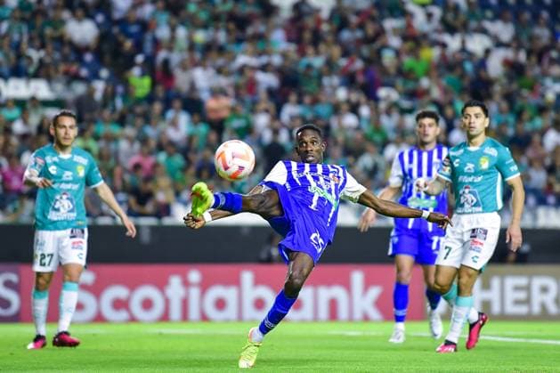 Fußball, CONCACAF Champions League, Violette FC - Leon FC (L-R), Huguens Michel of Violette and Victor Davila of Leon during the game Leon FC (MEX) vs Violette FC (HAI), corresponding to Quarterfinals first leg match of the 2023 Scotiabank Concacaf Champions League, at Nou Camp Leon Stadium, on April 04, 2023. <br><br> (I-D), Huguens Michel de Violette y Victor Davila de Leon durante el partido Leon FC (MEX) vs Violette FC (HAI), correspondiente al partido de Ida de Cuartos de final de la Liga de Campeones Scotiabank Concacaf 2023, en el Estadio Nou Camp Leon, el 04 de Abril de 2023. SCCL 2023 Leon FC (MEX) vs Violette FC (HAI) CFI
