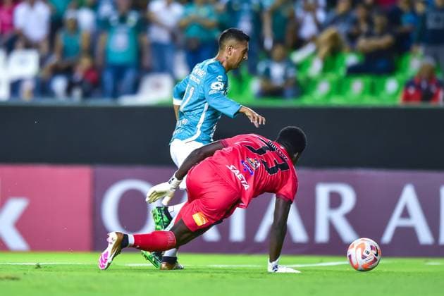 Fußball, CONCACAF Champions League, Violette FC - Leon FC (L-R), Elias Hernandez of Leon and Paul Robert Decius of Violette during the game Leon FC (MEX) vs Violette FC (HAI), corresponding to Quarterfinals first leg match of the 2023 Scotiabank Concacaf Champions League, at Nou Camp Leon Stadium, on April 04, 2023. <br><br> (I-D), Elias Hernandez de Leon y Paul Robert Decius de Violette durante el partido Leon FC (MEX) vs Violette FC (HAI), correspondiente al partido de Ida de Cuartos de final de la Liga de Campeones Scotiabank Concacaf 2023, en el Estadio Nou Camp Leon, el 04 de Abril de 2023. SCCL 2023 Leon FC (MEX) vs Violette FC (HAI) CFI