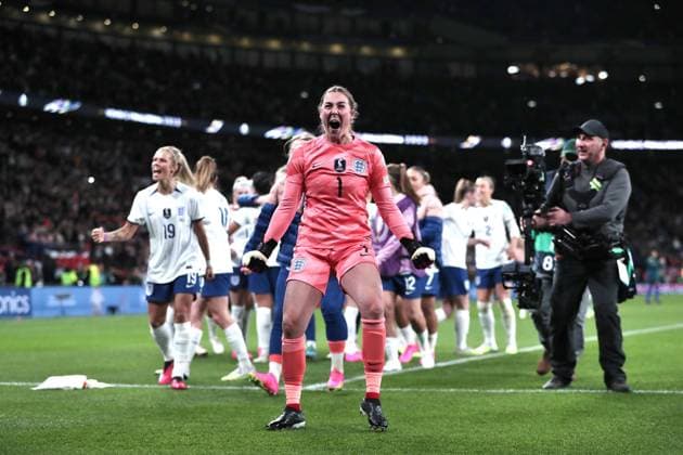 Sport Bilder des Tages Mandatory Credit: Photo by Michael Zemanek Shutterstock (13857571ai) Mary Earps of England celebrates after winning the penalty shootout England Women v Brazil Women, Finalissima, CONMEBOL-UEFA Cup of Champions, Football, Wembley Stadium, London, UK - 06 Apr 2023 EDITORIAL USE ONLY No use with unauthorised audio, video, data, fixture lists, club league logos or live services. Online in-match use limited to 120 images, no video emulation. No use in betting, games or single club league player publications. England Women v Brazil Women, Finalissima, CONMEBOL-UEFA Cup of Champions, Football, Wembley Stadium, London, UK - 06 Apr 2023 EDITORIAL USE ONLY No use with unauthorised audio, video, data, fixture lists, club league logos or live services. Online in-match use limited to 120 images, no video emulation. No use in betting, games or single club league player publications. Copyright: xMichaelxZemanek Shutterstockx 13857571ai