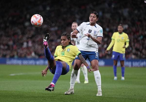 Sport Bilder des Tages Mandatory Credit: Photo by Michael Zemanek Shutterstock (13857571bl) Geyse of Brazil and Jess Carter of England England Women v Brazil Women, Finalissima, CONMEBOL-UEFA Cup of Champions, Football, Wembley Stadium, London, UK - 06 Apr 2023 EDITORIAL USE ONLY No use with unauthorised audio, video, data, fixture lists, club league logos or live services. Online in-match use limited to 120 images, no video emulation. No use in betting, games or single club league player publications. England Women v Brazil Women, Finalissima, CONMEBOL-UEFA Cup of Champions, Football, Wembley Stadium, London, UK - 06 Apr 2023 EDITORIAL USE ONLY No use with unauthorised audio, video, data, fixture lists, club league logos or live services. Online in-match use limited to 120 images, no video emulation. No use in betting, games or single club league player publications. Copyright: xMichaelxZemanek Shutterstockx 13857571bl
