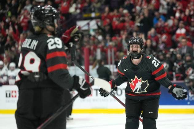 Eishockesy, WM Frauen, USA - Kanada April 10, 2023, BRAMPTON, ON, CANADA: Canada forward Marie-Philip Poulin (29) celebrates her goal with teammate Canada defender Erin Ambrose (23) while playing against the USA during second period IIHF Women s World Hockey Championship hockey action in Brampton, Ont., on Monday, April 10, 2023. Canada News - April 10, 2023 - ZUMAc35_ 20230410_zaf_c35_040 Copyright: xNathanxDenettex