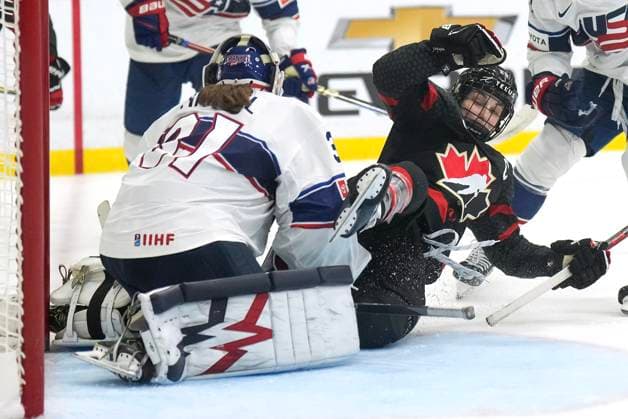 Eishockesy, WM Frauen, USA - Kanada April 10, 2023, BRAMPTON, ON, CANADA: Canada forward Marie-Philip Poulin (29) gets tripped into USA goaltender Aerin Frankel (31) during forth period overtime IIHF Women s World Hockey Championship hockey action in Brampton, Ont., on Monday, April 10, 2023. Canada News - April 10, 2023 - ZUMAc35_ 20230410_zaf_c35_053 Copyright: xNathanxDenettex