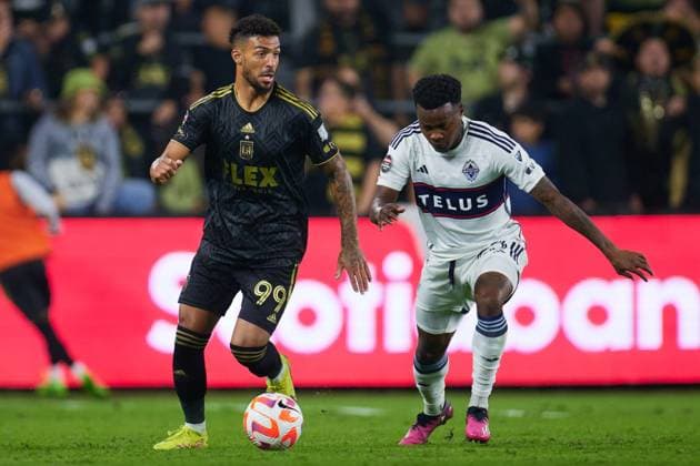 Fußball, CONCACAF Champions League, Los Angeles FC - Vancouver Whitecaps (L-R), Denis Bouanga of Los Angeles and Javain Brown of Whitecaps during the game Los Angeles FC (USA) vs Vancouver Whitecaps (CAN), corresponding to Quarterfinals Second leg match of the 2023 Scotiabank Concacaf Champions League, at BMO Stadium, on April 11, 2023. <br><br> (I-D), Denis Bouanga de Los Angeles y Javain Brown de Whitecaps durante el partido Los Angeles FC (USA) vs Vancouver Whitecaps (CAN), correspondiente al partido de Vuelta de Cuartos de final de la Liga de Campeones Scotiabank Concacaf 2023, en el Estadio BMO, el 11 de Abril de 2023. SCCL 2023 Los Angeles FC (USA) vs Vancouver Whitecaps (CAN) CFV