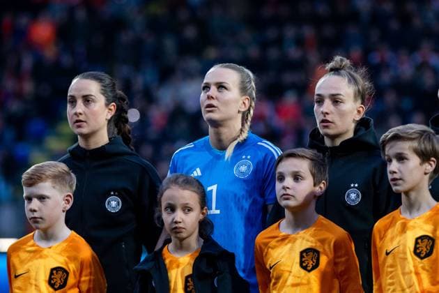 Sara Daebritz (Deutschland, 13), Merle Frohms (Deutschland, 01), Sophia Kleinherne (Deutschland, 04) bei der Nationalhymne, NED, Niederlande vs. Deutschland, DFB Fussball Frauen Nationalmannschaft, Freundschaftsspiel, Spielzeit 2022 2023, 07.04.2023 NED, Niederlande vs. Deutschland, DFB Fussball Frauen Nationalmannschaft, Freundschaftsspiel, Spielzeit 2022 2023, 07.04.2023 Sittard Copyright: xEibner-Pressefoto Memmlerx EP_MMR