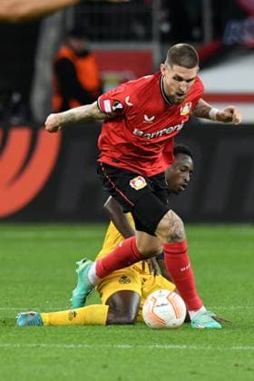 Robert Andrich ( Bayer 04 Leverkusen ) im Zweikampf mit Jean Thierry Lazare Amani ( Union Saint-Gilloise ). GER, Bayer 04 Leverkusen vs Union Saint-Gilloise, Fussball, Europa League, Viertelfinale Hinspiel, Spielzeit 2022 2023, 13.04.2023 DFL REGULATIONS PROHIBIT ANY USE OF PHOTOGRAPHS AS IMAGE SEQUENCES AND OR QUASI-VIDEO GER, Bayer 04 Leverkusen vs Union Saint-Gilloise, Fussball, Europa League, Viertelfinale Hinspiel, Spielzeit 2022 2023, 13.04.2023 Leverkusen Copyright: xEibner-Pressefoto ThomasxThienelx EP_TTL